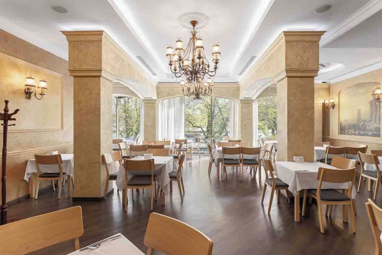 2 restaurants; breakfast, lunch and dinner served 