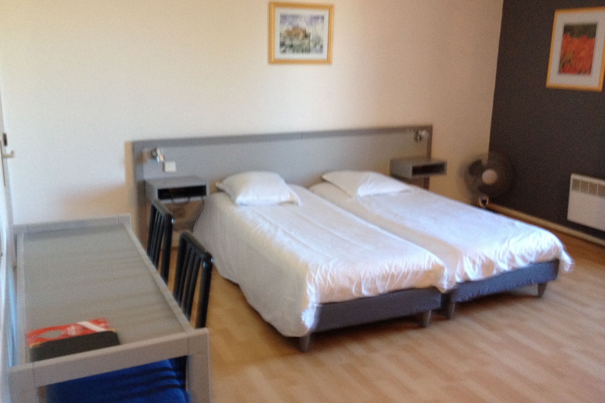 1 habitación, escritorio, cortinas blackout y sistema de insonorización