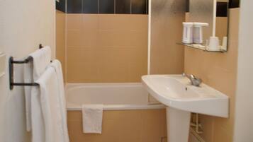 Chambre Simple Classique | Salle de bain | Sèche-cheveux, serviettes fournies, savon, shampoing
