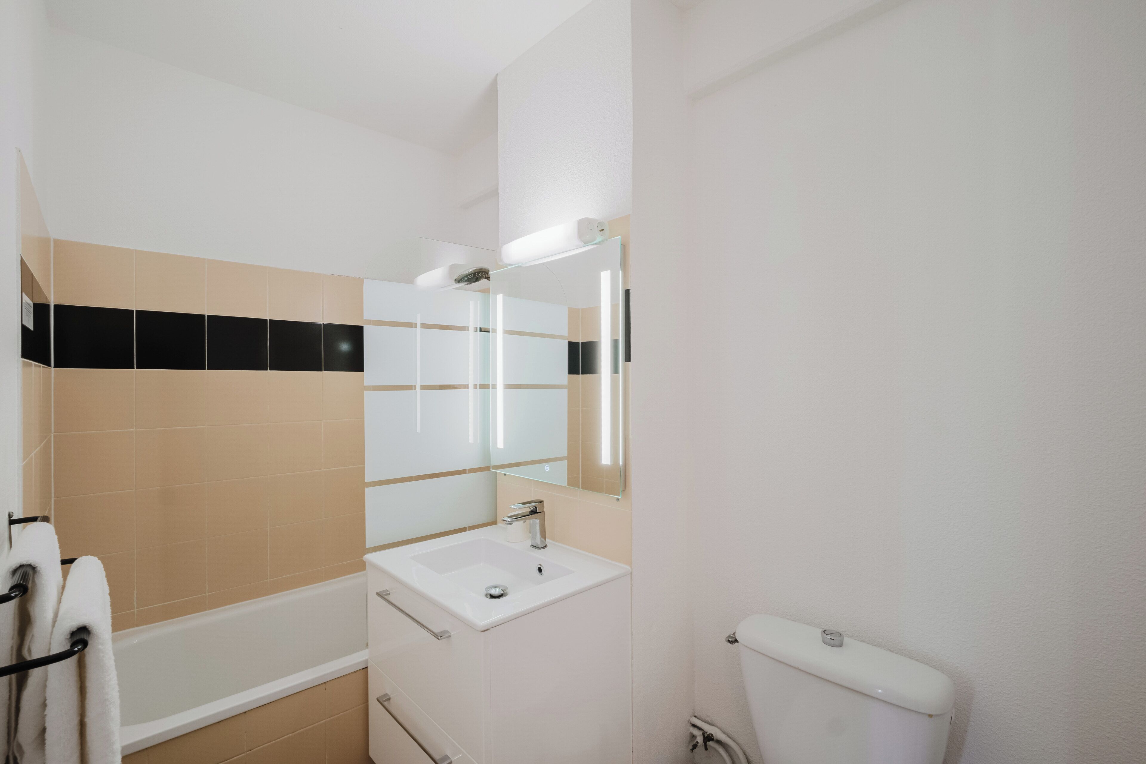 Secador de pelo, toallas, jabón, shampoo