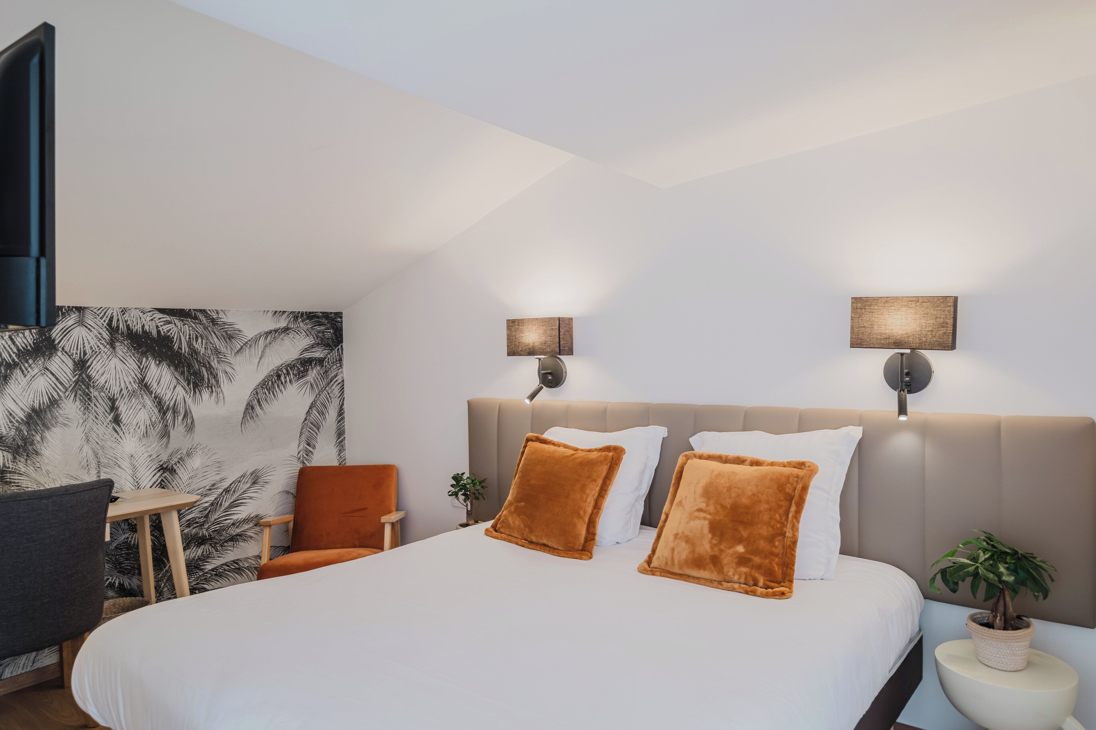 Comfort Suite | Individually decorated, individually furnished, desk, laptop workspace