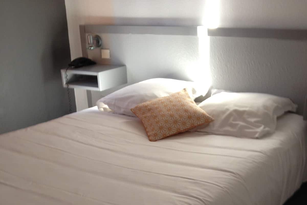 1 habitación, escritorio, cortinas blackout y sistema de insonorización
