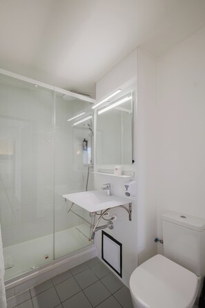 Classic Twin Room | Bathroom | Hair dryer, towels, soap, shampoo