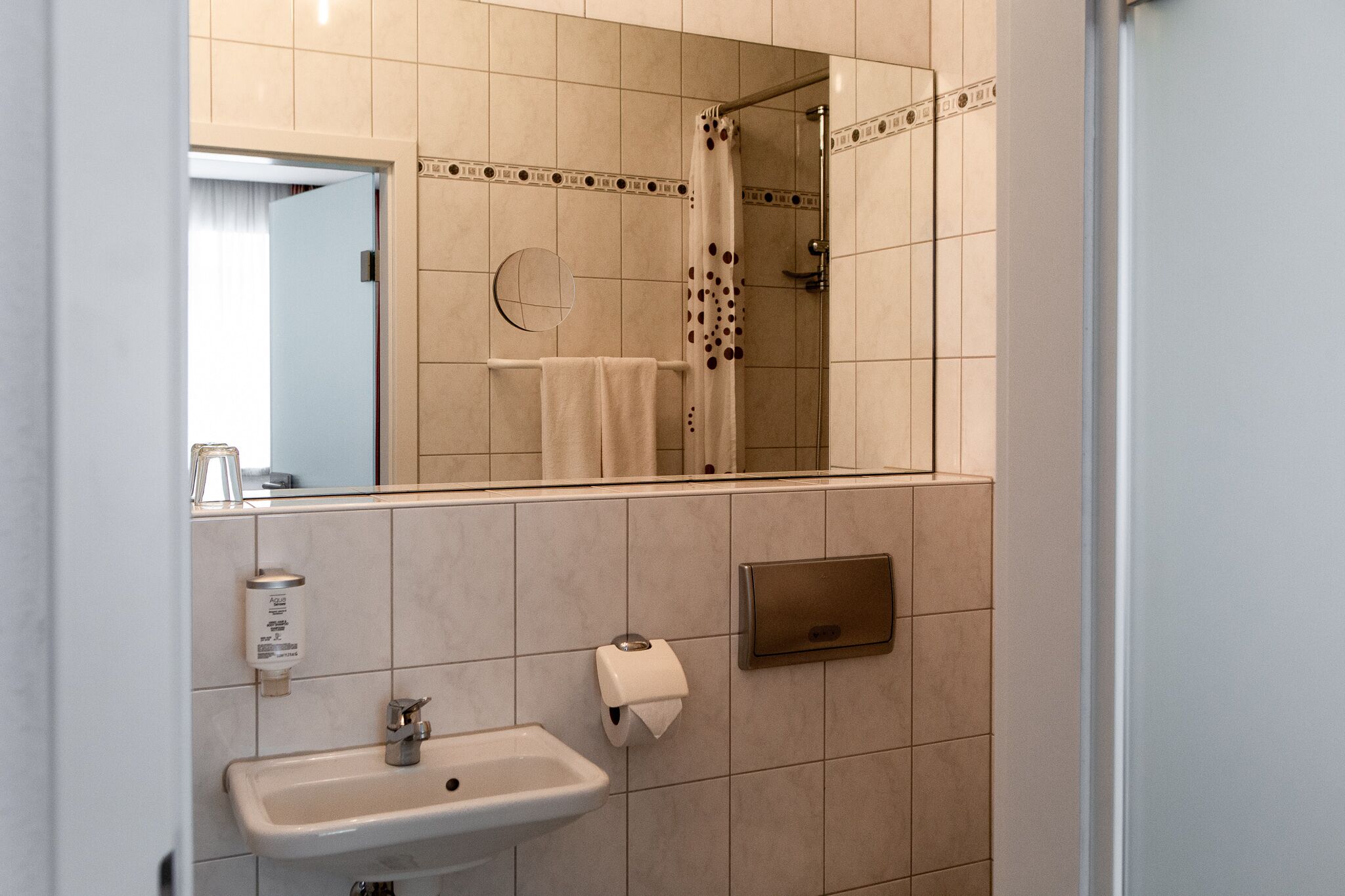 double room, 1 queen bed | bathroom | towels