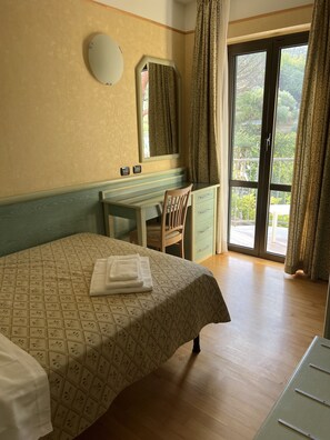 Kamar Single Comfort | Brankas, tirai kedap cahaya, Wi-Fi gratis, dan seprai linen