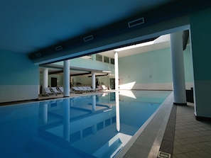 Indoor pool, pool loungers - Hotel Mondial (Moneglia)