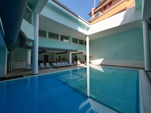 Kolam renang indoor, dengan kursi berjemur