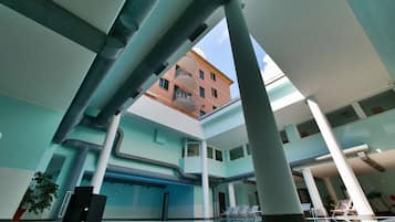 Innenpool, LiegestĂŒhle