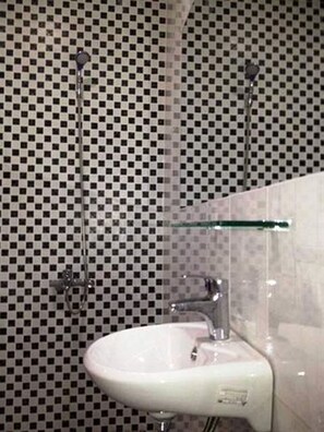 Shower, free toiletries, slippers, bidet - OYO 381 Tuyet Mai Hotel (Nha Trang)