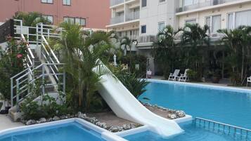 Una piscina al aire libre de temporada