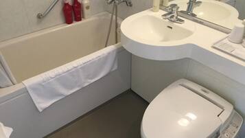 Un baño moderno con bañera, inodoro, lavamanos y ducha.