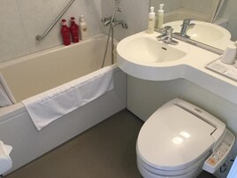 Un baño moderno con bañera, inodoro, lavamanos y ducha.