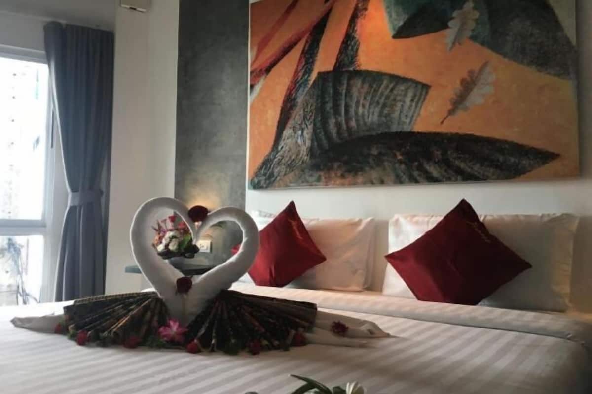 Free minibar items, in-room safe, desk, rollaway beds