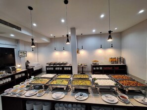 Daily buffet breakfast for a fee - Bunjongburi Hotel (Surat Thani)