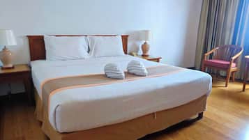 Deluxe tweepersoonskamer | Luxe beddengoed, Select Comfort-bedden, een minibar