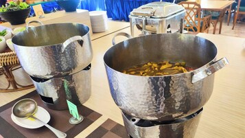 El desayuno cuesta 200 THB por persona