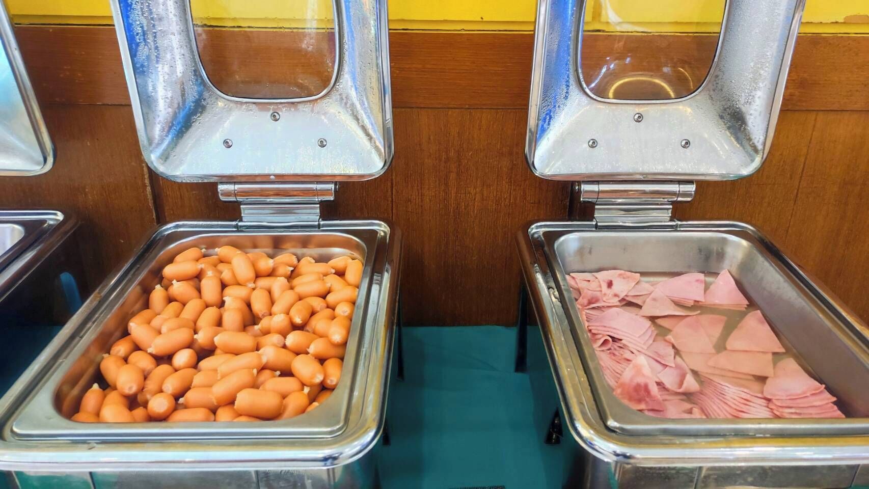 Deux buffets proposant une variété de plats.