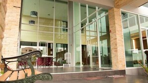 Un edificio moderno con grandes ventanales y fachada de piedra.