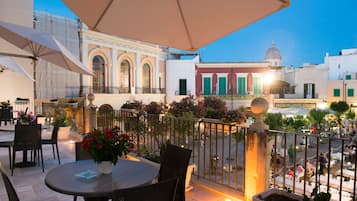 Deluxe-Dreibettzimmer, Terrasse, Stadtblick | Ausblick vom Zimmer