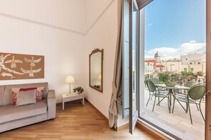 ميني بار وخزنة داخل الغرفة ومكتب وستائر تعتيم