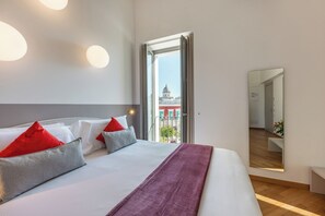 ميني بار وخزنة داخل الغرفة ومكتب وستائر تعتيم