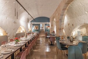 Der serveres morgenmad og italienske retter med udendørs servering 