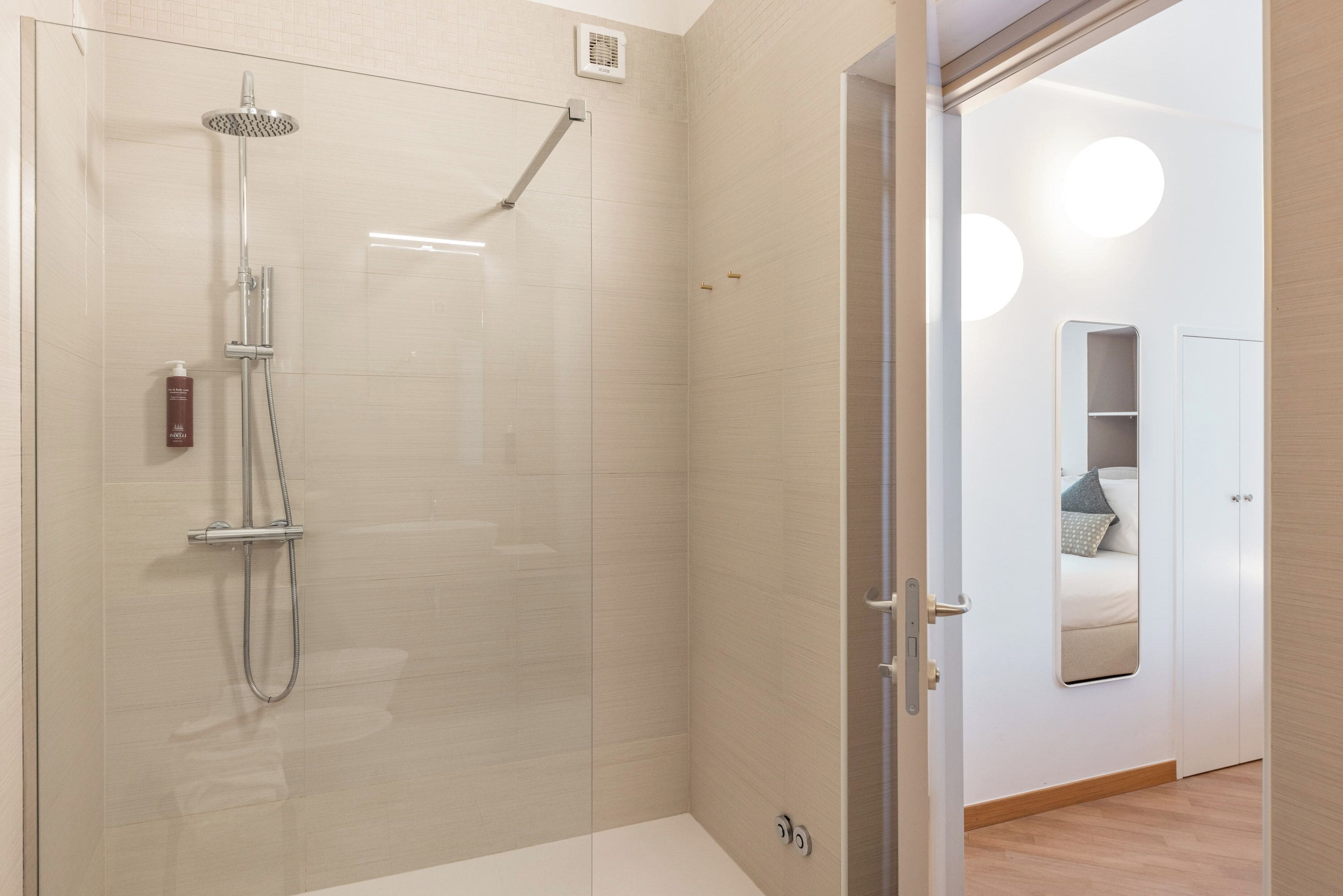 Une salle de bain moderne avec une douche à parois de verre, des toilettes et un lavabo.