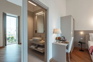 Tremannsrom – comfort, byutsikt | Minibar, safe på rommet, skrivebord og blendingsgardiner