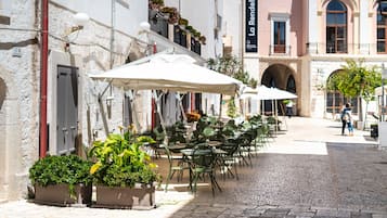 Petit déjeuner et déjeuner servis sur place, restauration en plein air