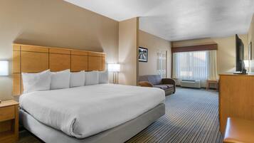 Suite, 1 kingsize bed, toegankelijk voor mindervaliden, koelkast en magnetron (with Sofabed) | Donzen dekbedden, een bureau, een strijkplank/strijkijzer