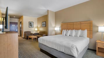 Edredons de pluma, escrivaninha, ferros/tábuas de passar roupa