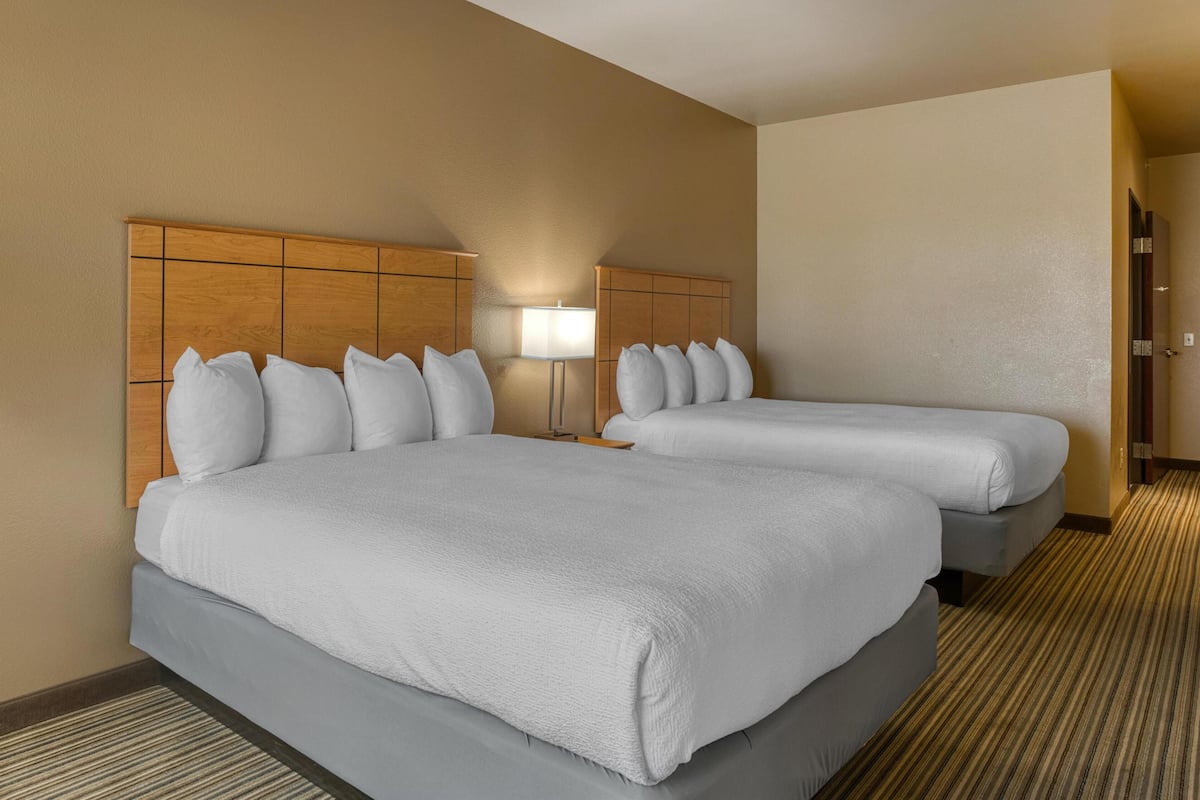 Chambre Standard, 2 grands lits, accessible aux personnes à mobilité réduite | Couette en duvet d'oie, bureau, fer et planche à repasser