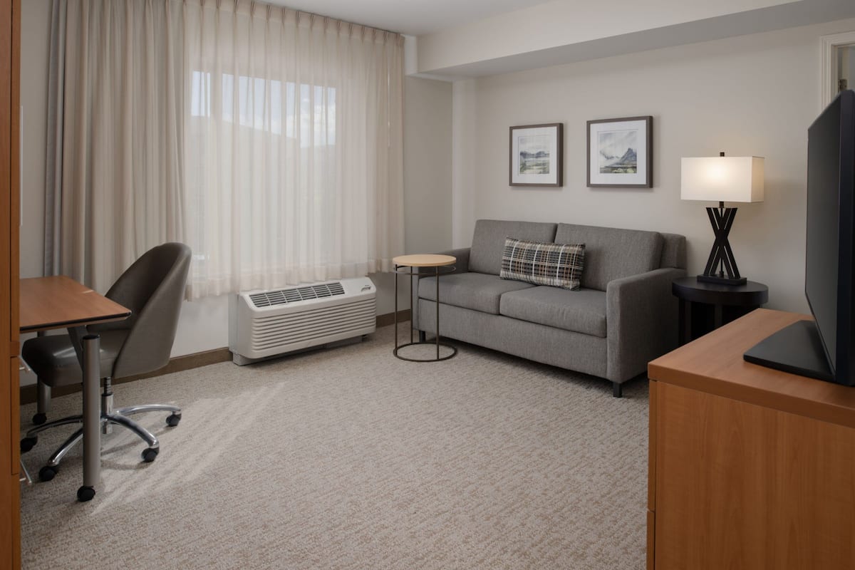 Suite, 1 Bedroom | Living room | 32-inch TV with digital channels, Netflix