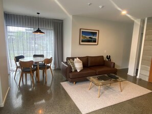 Elite Apartment | Living area | 32-inch flat-screen TV with satellite channels, TV - Southwark Hotel & Apartments (Christchurch)