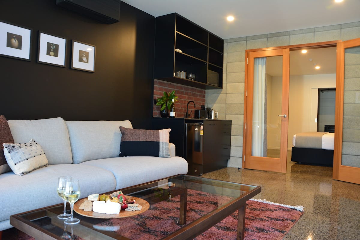 Deluxe Apartment | Living area | 32-inch flat-screen TV with satellite channels, TV