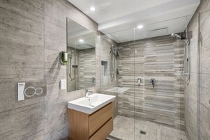Habitación Business con 1 cama doble o 2 individuales | Ducha del cuarto de baño