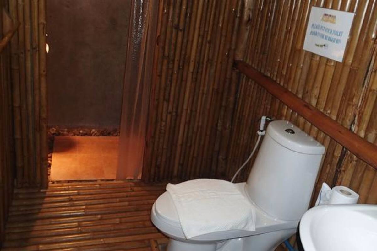 shower, rainfall showerhead, free toiletries, slippers