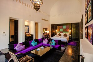 ملاءات من القطن المصري وأغطية فراش متميزة وألحفة محشوة بالريش وميني بار