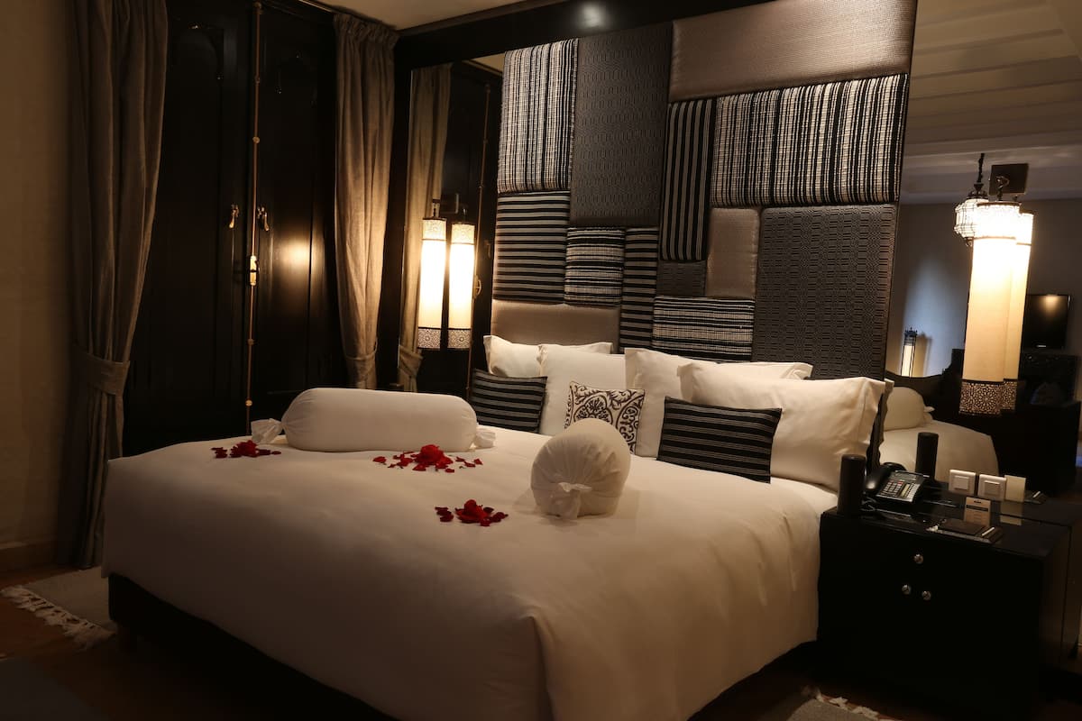 Egyptian cotton sheets, premium bedding, down duvets, minibar