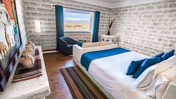 Deluxe Room, 1 Queen Bed, Mountain View | Premium bedding, down comforters, pillowtop beds, in-room safe