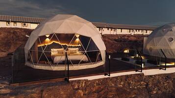 Tente Exclusive, 1 chambre, balcon, vue sur le désert | Literie de qualité supérieure, couette en duvet d'oie, surmatelas