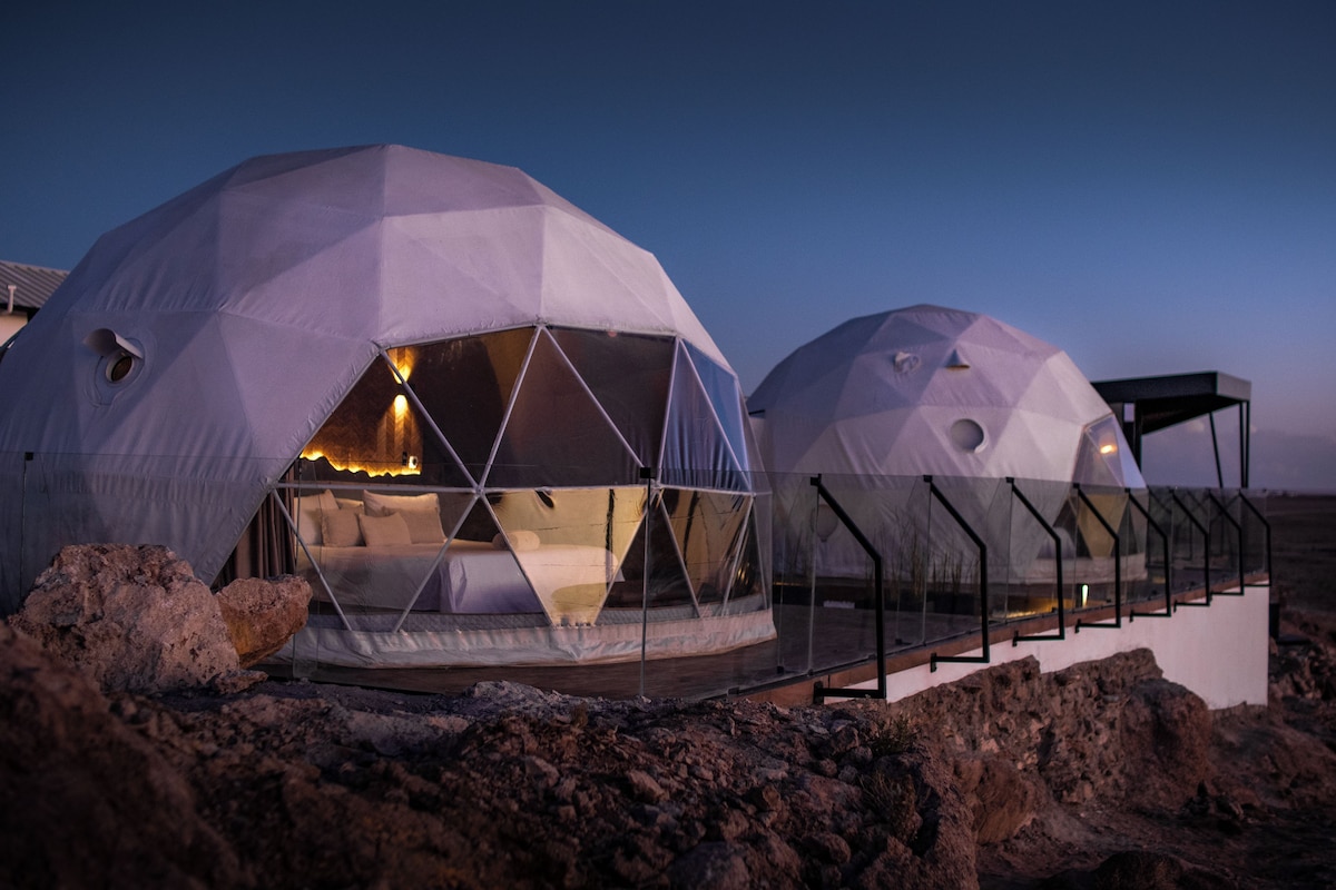 Luxe tent, balkon, uitzicht op meer | Luxe beddengoed, donsdekens, pillowtop-bedden, een kluis op de kamer