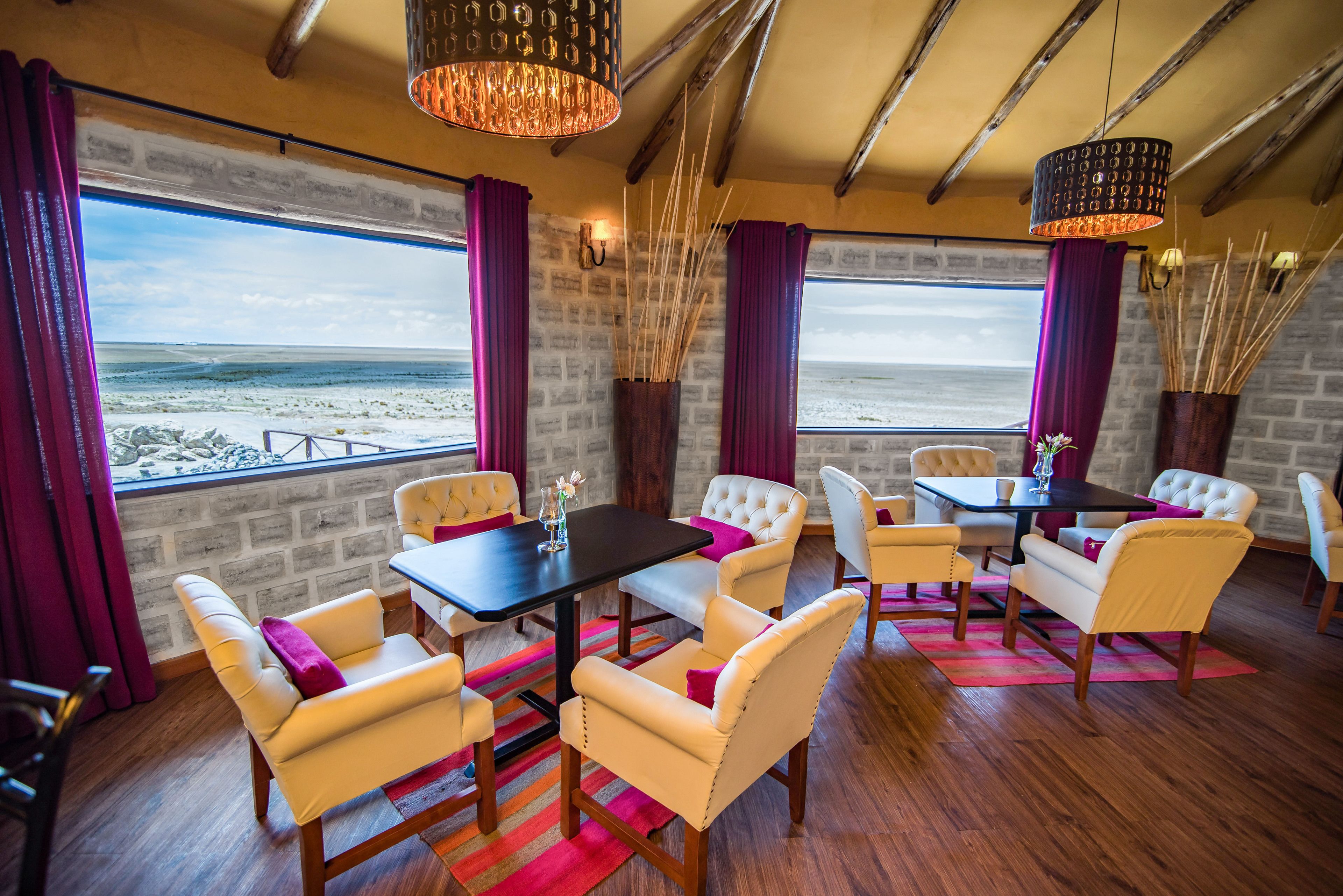 2 bars/lounges, cocktail bar, cocktail bar