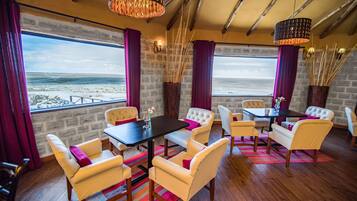 2 bars/lounges, cocktail bar, cocktail bar