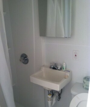 Standardzimmer | Badezimmer | Dusche, Bademäntel, Handtücher