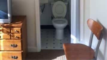 Standard Room | Bathroom | Shower, bathrobes, towels