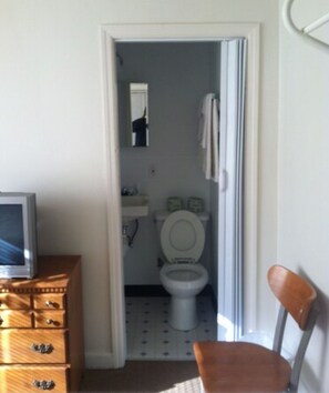 Standardzimmer | Badezimmer | Dusche, Bademäntel, Handtücher