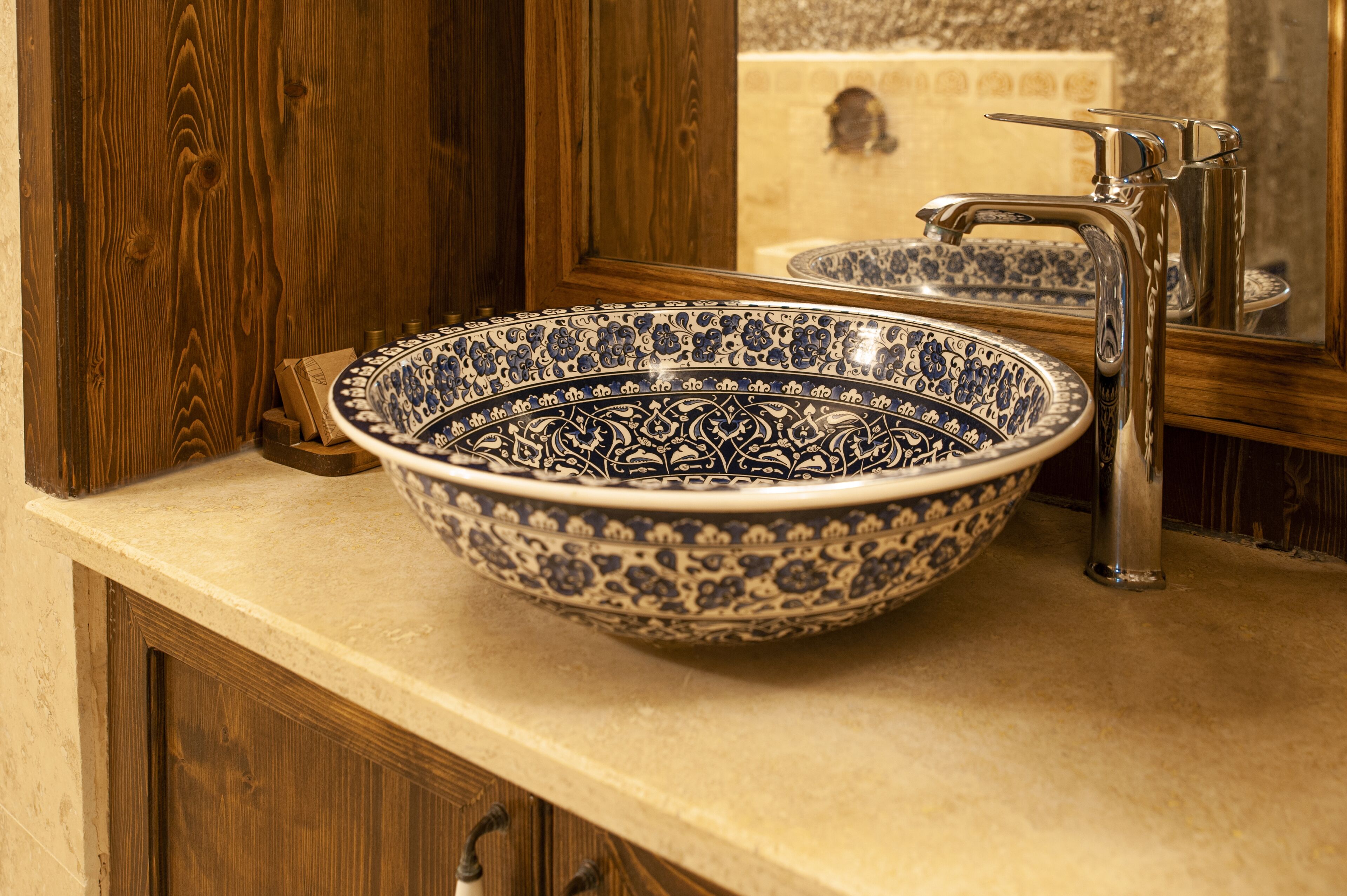 deluxe room | bathroom sink