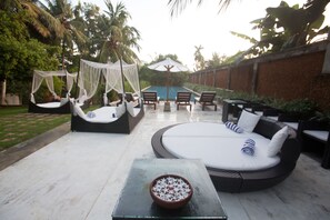 Outdoor pool, pool umbrellas, sun loungers - Tamarind Hill by Asia Leisure (Galle)