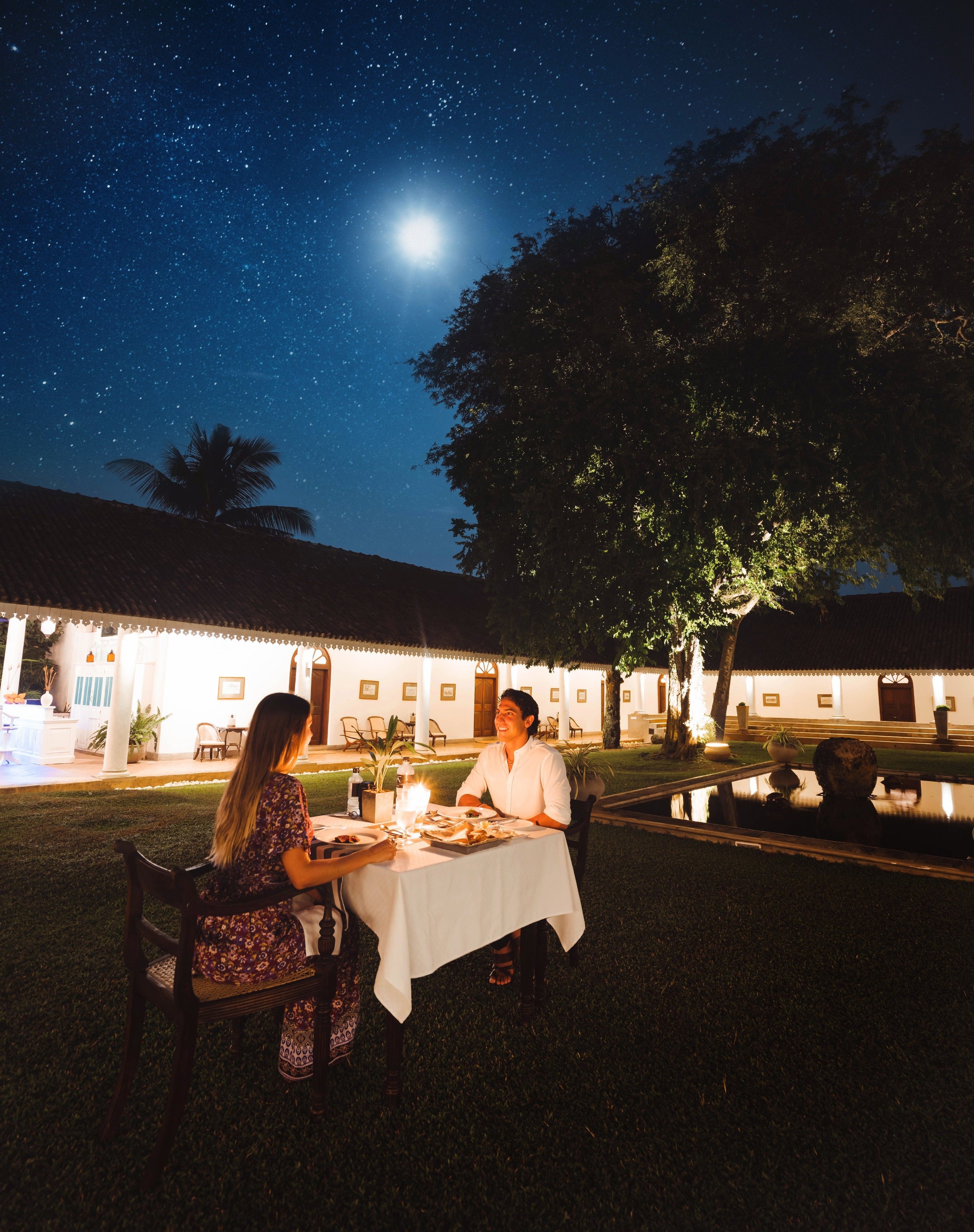 Un área de comedor al aire libre de noche, con una vista despejada del cielo y las estrellas.
